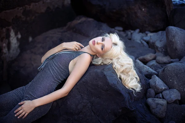 Dame blonde couchée sur la plage tropicale — Photo