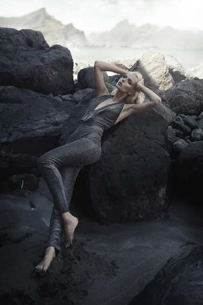 Kunst foto van de blonde dame op het tropische strand — Stockfoto