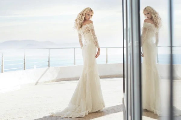 Encantadora novia en la terraza — Foto de Stock