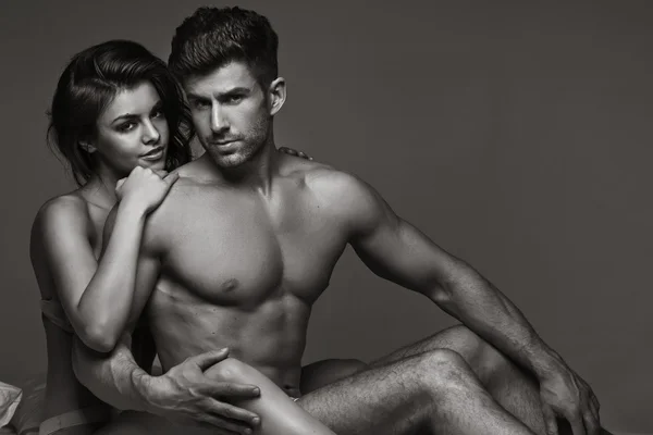 Foto en blanco y negro de pareja sensual — Foto de Stock