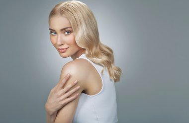 Muhteşem gözlü sevimli sarışın Bayan