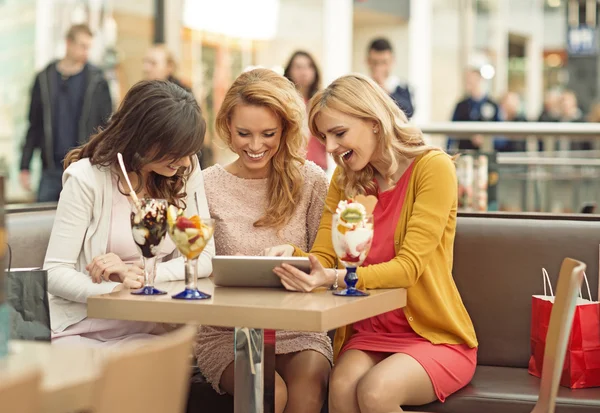 Tři ženy radostný v kavárně — Stock fotografie