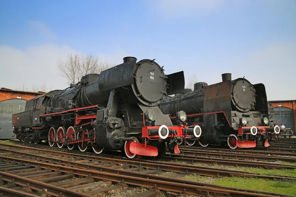 Two huge antique locomotives nex to the garage — Stock Photo, Image