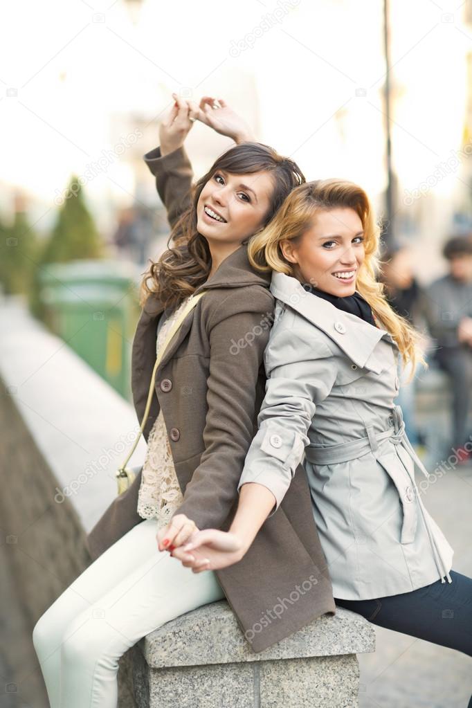 Premium Photo | Two best friends having fun man smiling woman leaning his  shoulder talking laughing joking like spending time together, standing pink  background chit-chat confident relaxed poses