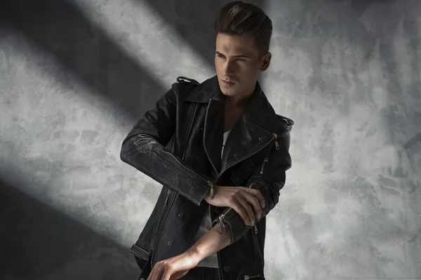 Şık ve yakışıklı genç erkek modeli