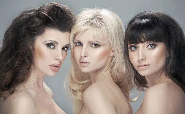 Porträtt av tre nakna flickvänner — Stockfoto