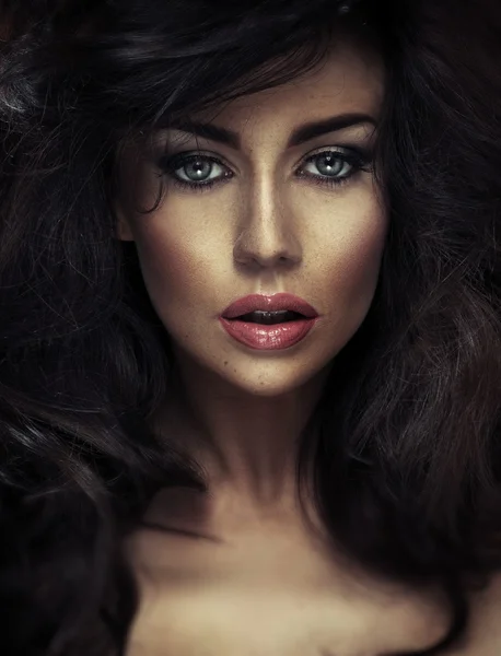 Closeup portrait of an alluring woman with lush hairstyle — Stock Photo, Image