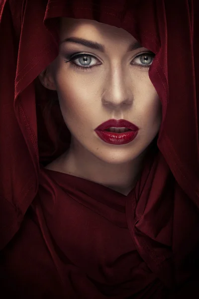 Närbild porträtt av en dam klädd i en sjal — Stockfoto