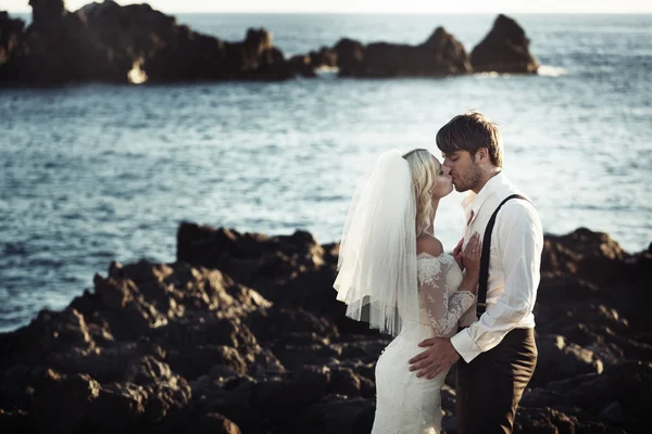 Bir evlilik çift öpüşme romantik portre