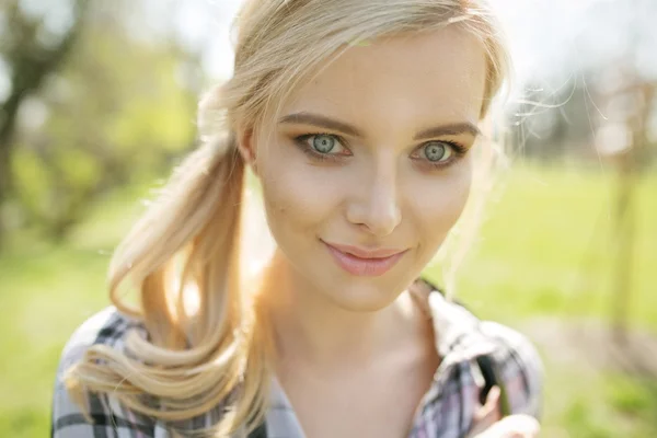 Closeup portrait of the blond lady in the summer garden — Stock Photo, Image