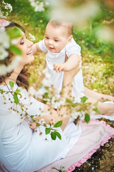 Morena mulher carregando seu filho amado — Fotografia de Stock