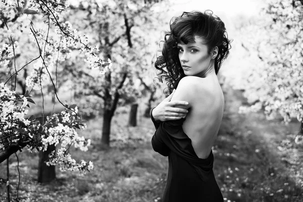 Siyah ve beyaz güzel bir Bayan portresi — Stok fotoğraf