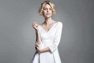 Hassas bir sarışın Bayan portresi