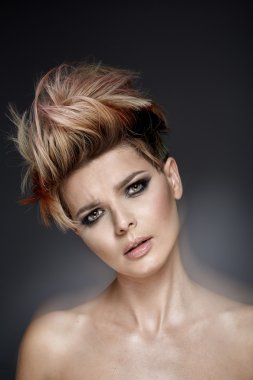 Kısa renkli saç kesimi ile güzel Bayan
