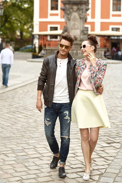 Joven feliz pareja caminando, sonriendo y sosteniendo alrededor de cada uno othe —  Fotos de Stock