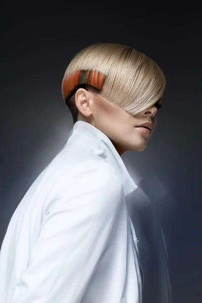 Ξανθό μοντέλο με ένα σύγχρονο hairtyle — Φωτογραφία Αρχείου