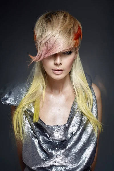 Mooie dame met trendy kleuren coiffure — Stockfoto