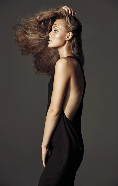Aranyos szőke hosszú gyönyörű haj portréja — Stock Fotó