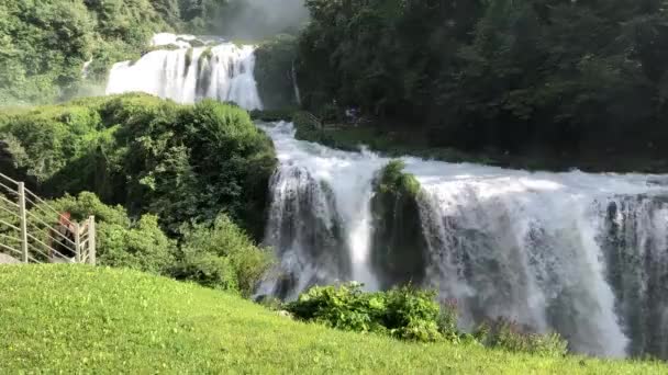 Italienische Wasserfälle in der Region Umbrien Marmorfälle — Stockvideo