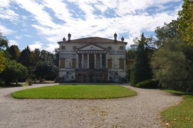 Villa Avezzu Fratta Polesine evinin önünde çimen olan büyük bir bina. 