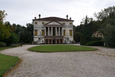 Villa Avezzu Fratta Polesine evinin önünde çimen olan büyük bir bina. 