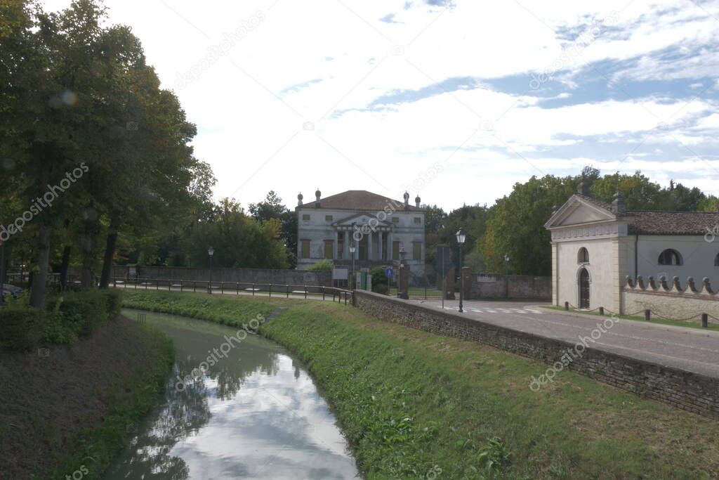 A large building with grass in front of a house Villa Avezzu Fratta Polesine 