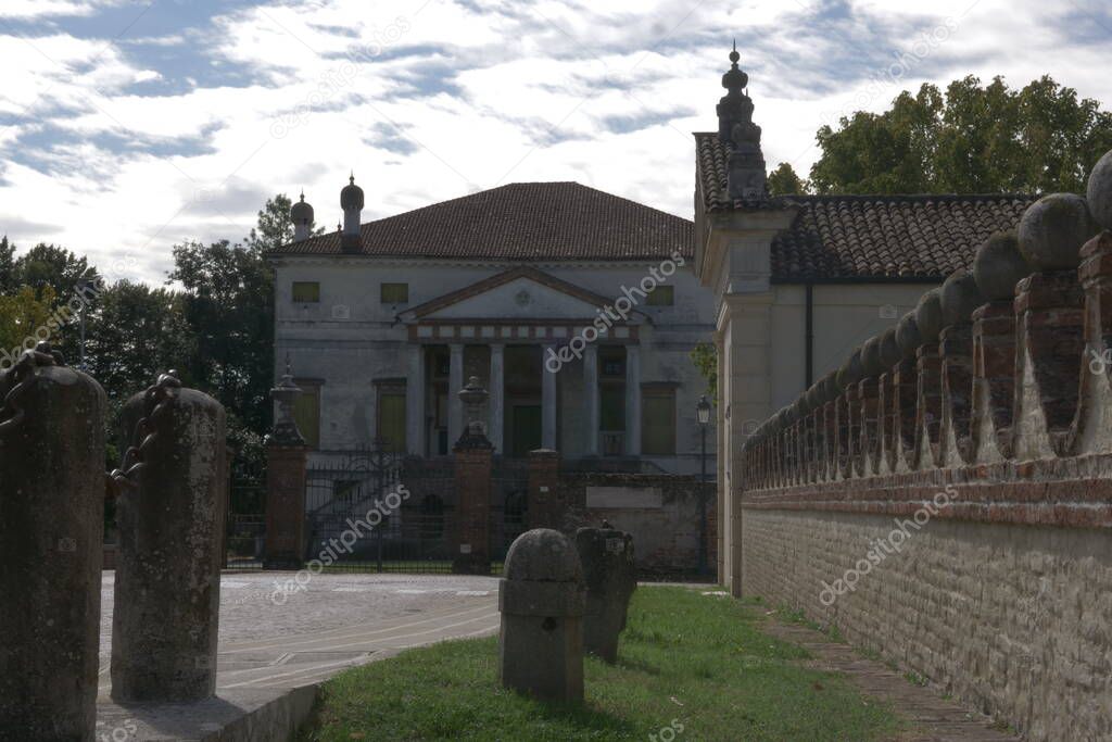 A large building with grass in front of a house Villa Avezzu Fratta Polesine 