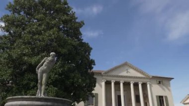 Villa Badoer, Veneto bölgesinde Andrea Palladio tarafından tasarlanan bir villa.
