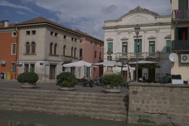 Lendinara 'da Veneto' da bir nehrin kenarında tiyatro.