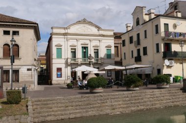 Lendinara 'da Veneto' da bir nehrin kenarında tiyatro.