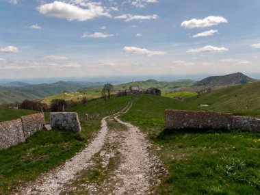 Verona yakınlarındaki bir dağ manzarasında İtalyan kulübesi
