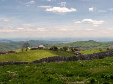 Verona yakınlarındaki bir dağ manzarasında İtalyan kulübesi
