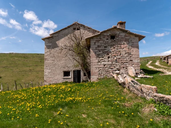 Cabane italienne dans un paysage de montagne près de Vérone — Photo