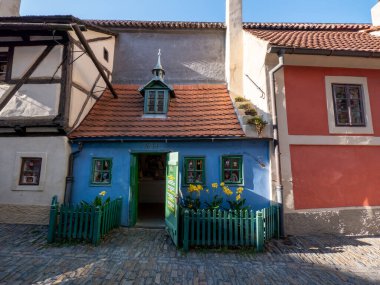 Golden Lane 'in büyüleyici manzarası, Prag Kalesi' nin içinde dar tarihi bir cadde. Yüksek kalite fotoğraf