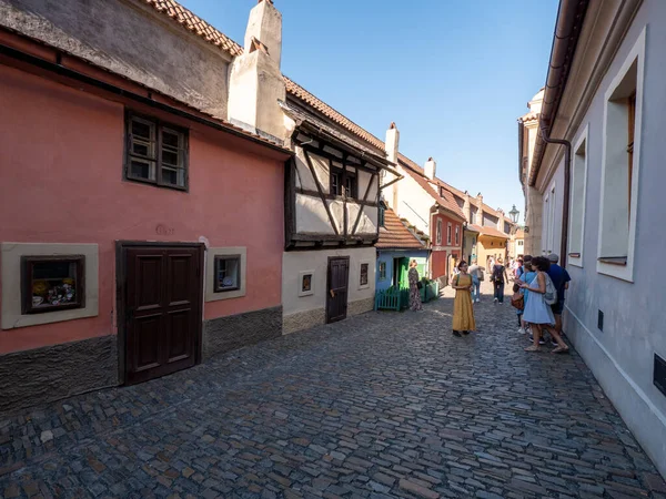 Golden Lane 'in büyüleyici manzarası, Prag Kalesi' nin içinde dar tarihi bir cadde. Yüksek kalite fotoğraf