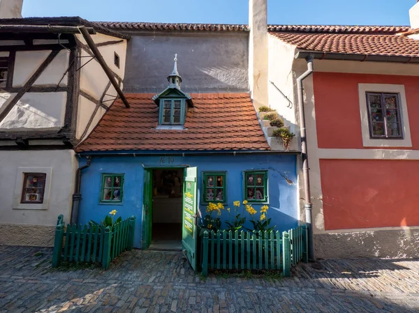 Golden Lane 'in büyüleyici manzarası, Prag Kalesi' nin içinde dar tarihi bir cadde. Yüksek kalite fotoğraf