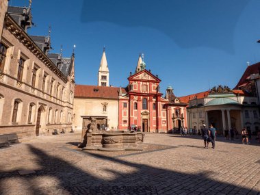 Prag, Çek Cumhuriyeti 'ndeki Prag Kalesi kompleksi içinde yer alan Aziz George Bazilikası, belirgin bir ön cephe ve kırmızı çatılı tarihi Romanesk kilisesi..