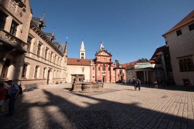 Prag, Çek Cumhuriyeti 'ndeki Prag Kalesi kompleksi içinde yer alan Aziz George Bazilikası, belirgin bir ön cephe ve kırmızı çatılı tarihi Romanesk kilisesi..
