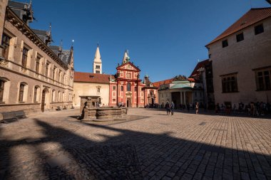Prag, Çek Cumhuriyeti 'ndeki Prag Kalesi kompleksi içinde yer alan Aziz George Bazilikası, belirgin bir ön cephe ve kırmızı çatılı tarihi Romanesk kilisesi..
