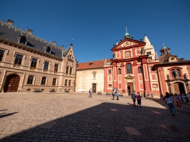 Prag, Çek Cumhuriyeti 'ndeki Prag Kalesi kompleksi içinde yer alan Aziz George Bazilikası, belirgin bir ön cephe ve kırmızı çatılı tarihi Romanesk kilisesi..