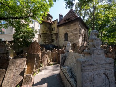 Prag Josefov Mahallesi 'ndeki Yahudi Tarihi Mezarlığı, Çek Cumhuriyeti' nin asırlık mezar taşlarını, kültür mirasını ve tarihi mimariyi ön plana çıkarıyor.
