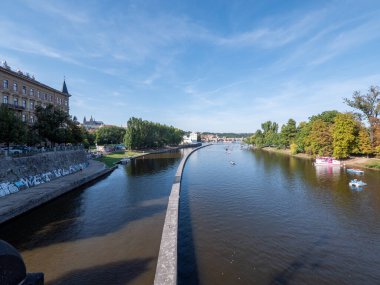 Çek Cumhuriyeti Prag 'daki Vltava Nehri Lejyon Köprüsü' nden ele geçirildi. Yüksek kalite fotoğraf