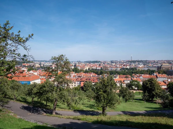 Çek Cumhuriyeti Prag 'ın Petrin Tepesi Bahçeleri' nin yamaçlarından manzaralı bir bakış. Yüksek kalite fotoğraf