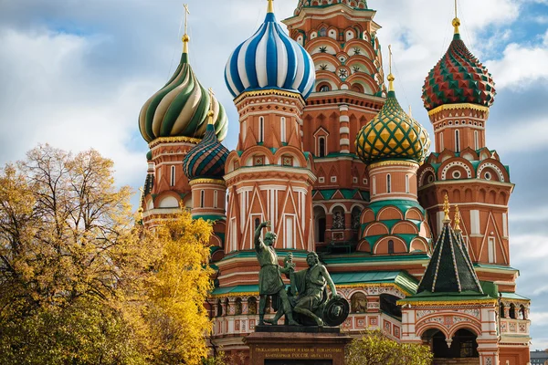 Moskova, Rusya 'daki Kızıl Meydan' da Minin ve Pozharsky anıtı ve St. Basils Katedrali