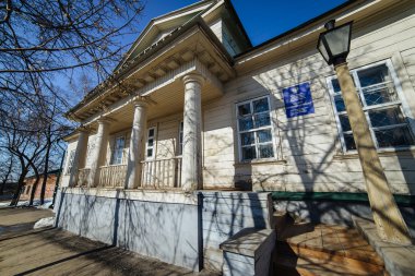 Ulyanovsk, Rusya - 15 Mart 2016. Ahşap ev - Simgesel Yapı