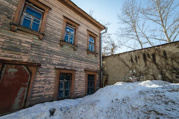 ULYANOVSK, RUSSIE - 15 MARS 2016. Maison en bois — Photo