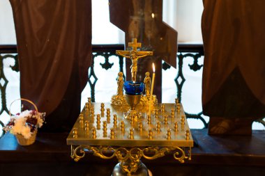 Kilisede mum kurmak için yer