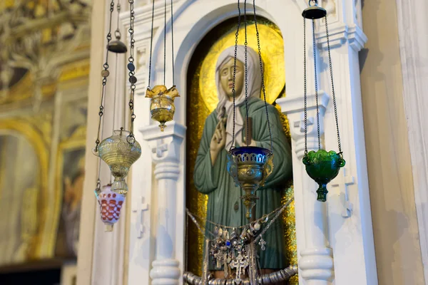 Kadidelnici před ikonou pravoslavné církve — Stock fotografie