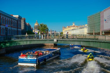 Saint-Petersburg, Rusya-08 Mayıs 2016. Mutlu turist Mayıs tatil günlerinde St. Petersburg sokaklar yürüyor