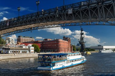 turistik yolculuk Moskova Nehri üzerinde